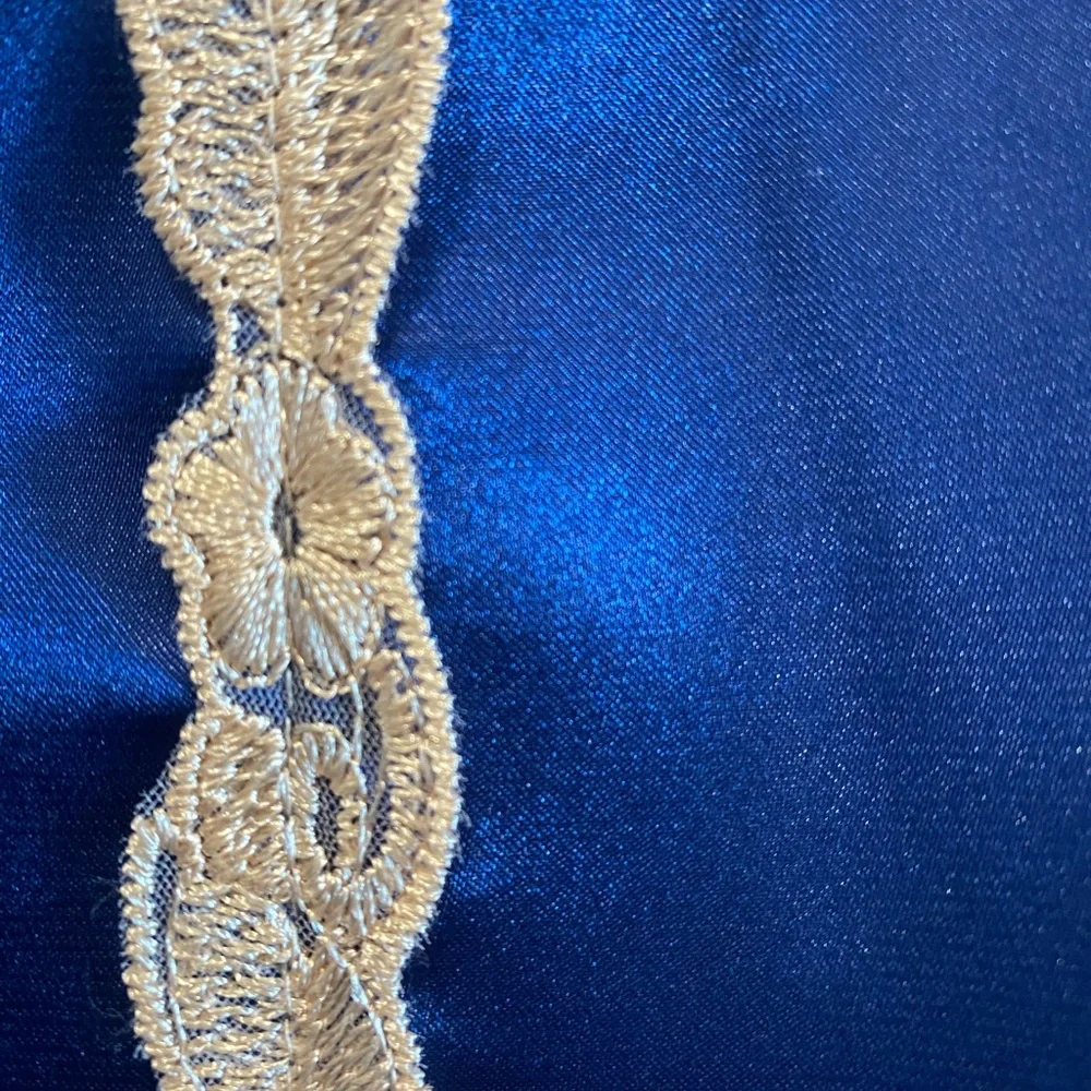 Luxurious Blue Satin Robe with Lace Accents NWOT 100% polyester feels like silk - Picture 9 of 16